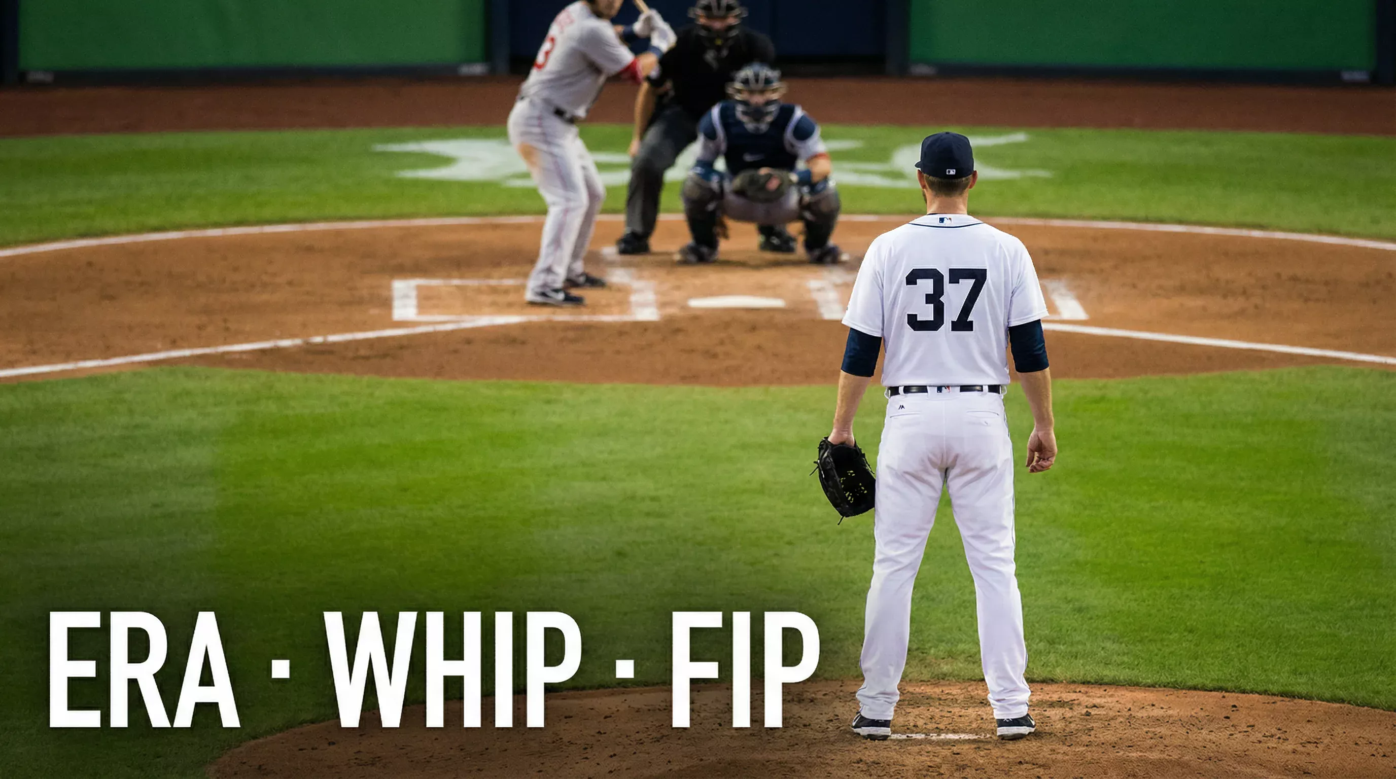 Lanceur de baseball MLB vu de dos sur le monticule face au frappeur