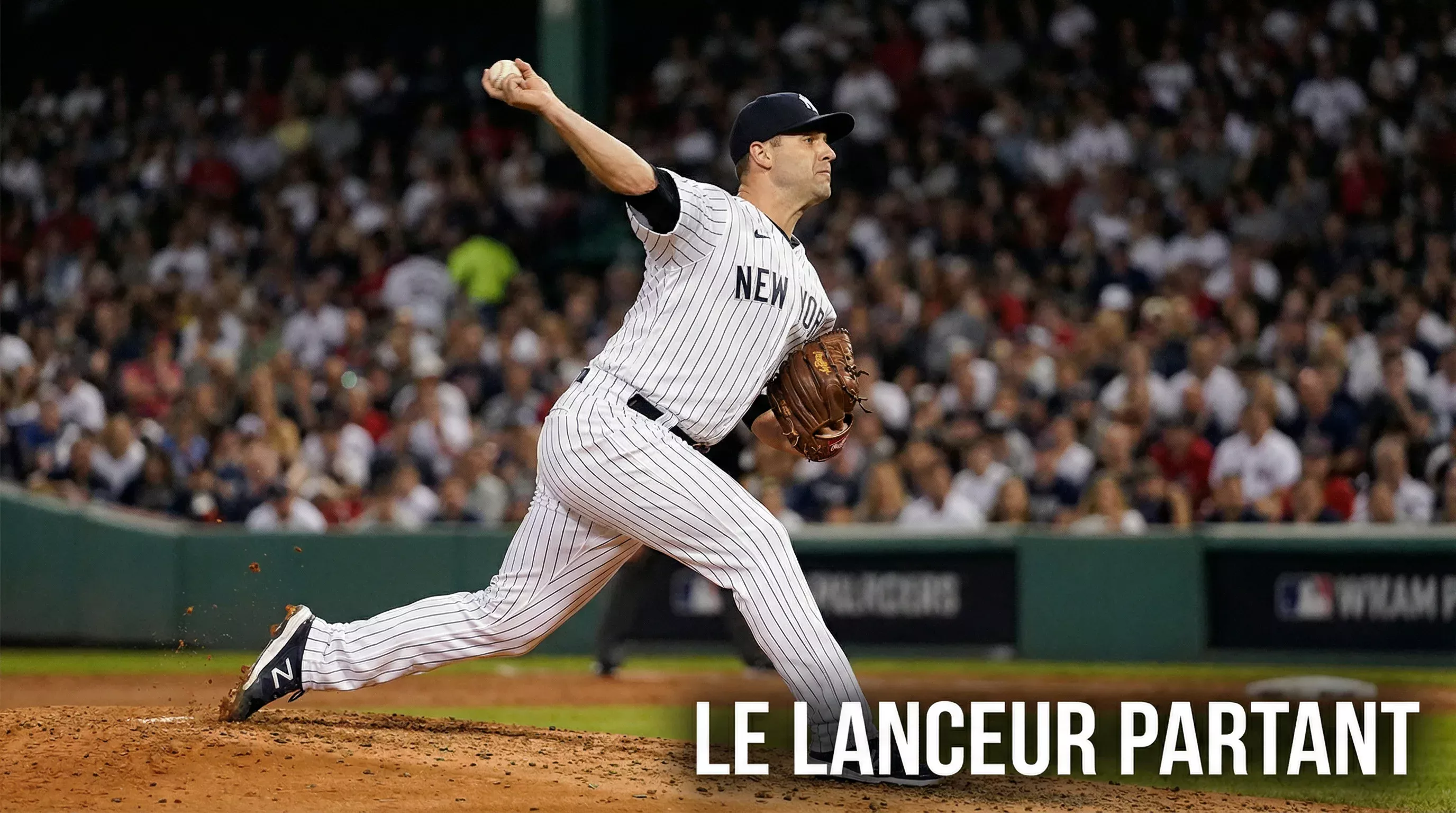Lanceur partant de baseball MLB en plein mouvement de lancer sur le monticule