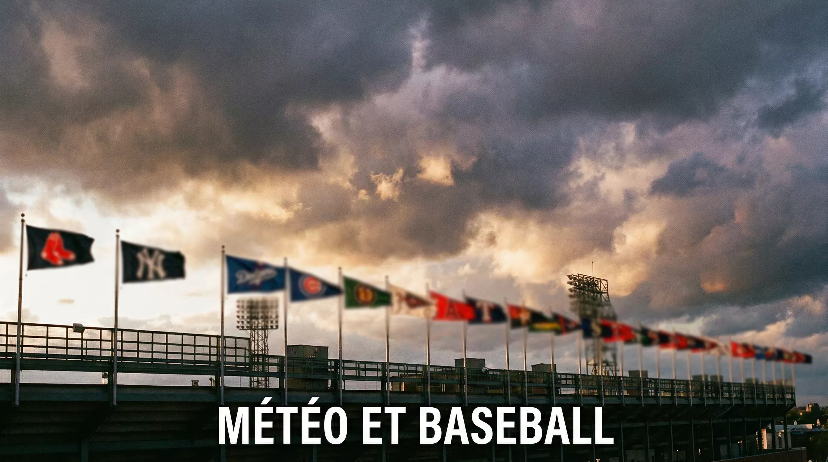 Drapeaux de stade de baseball MLB agités par un vent fort sous un ciel nuageux