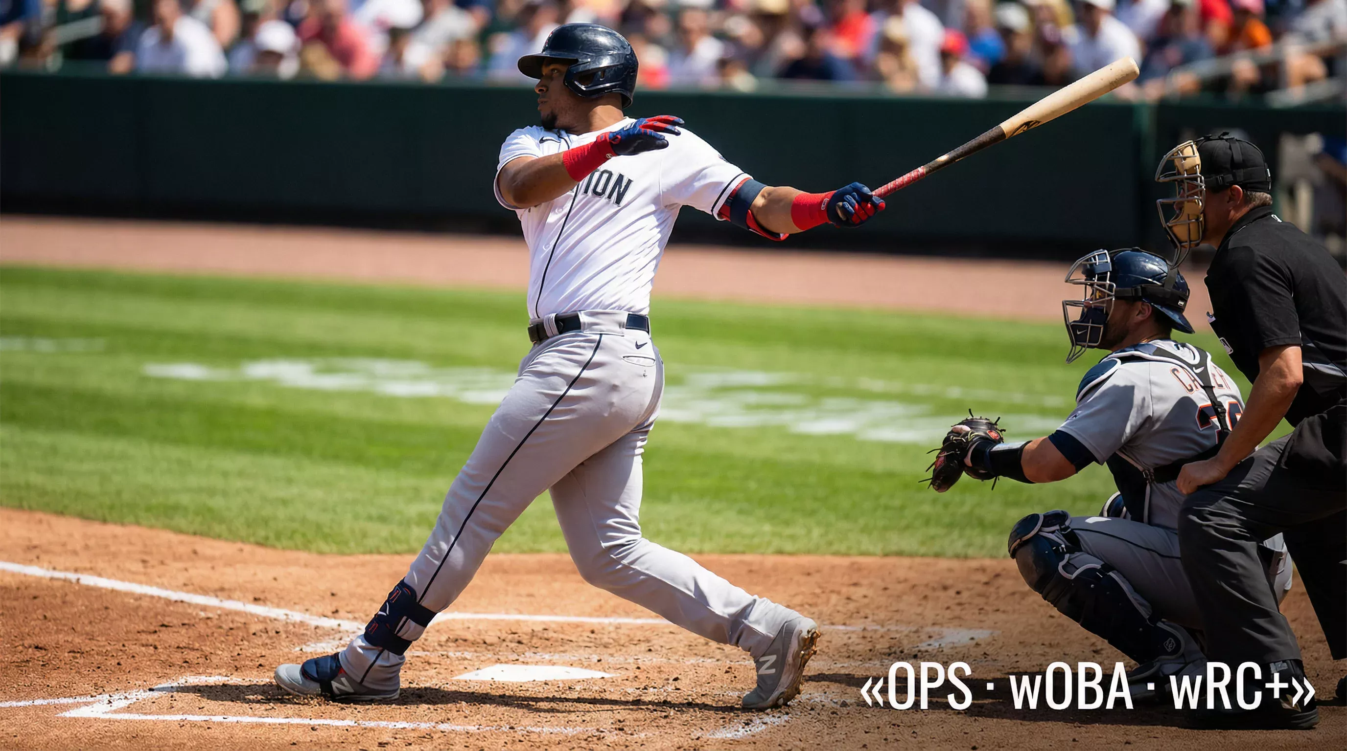 Frappeur de baseball MLB terminant son swing avec puissance au marbre