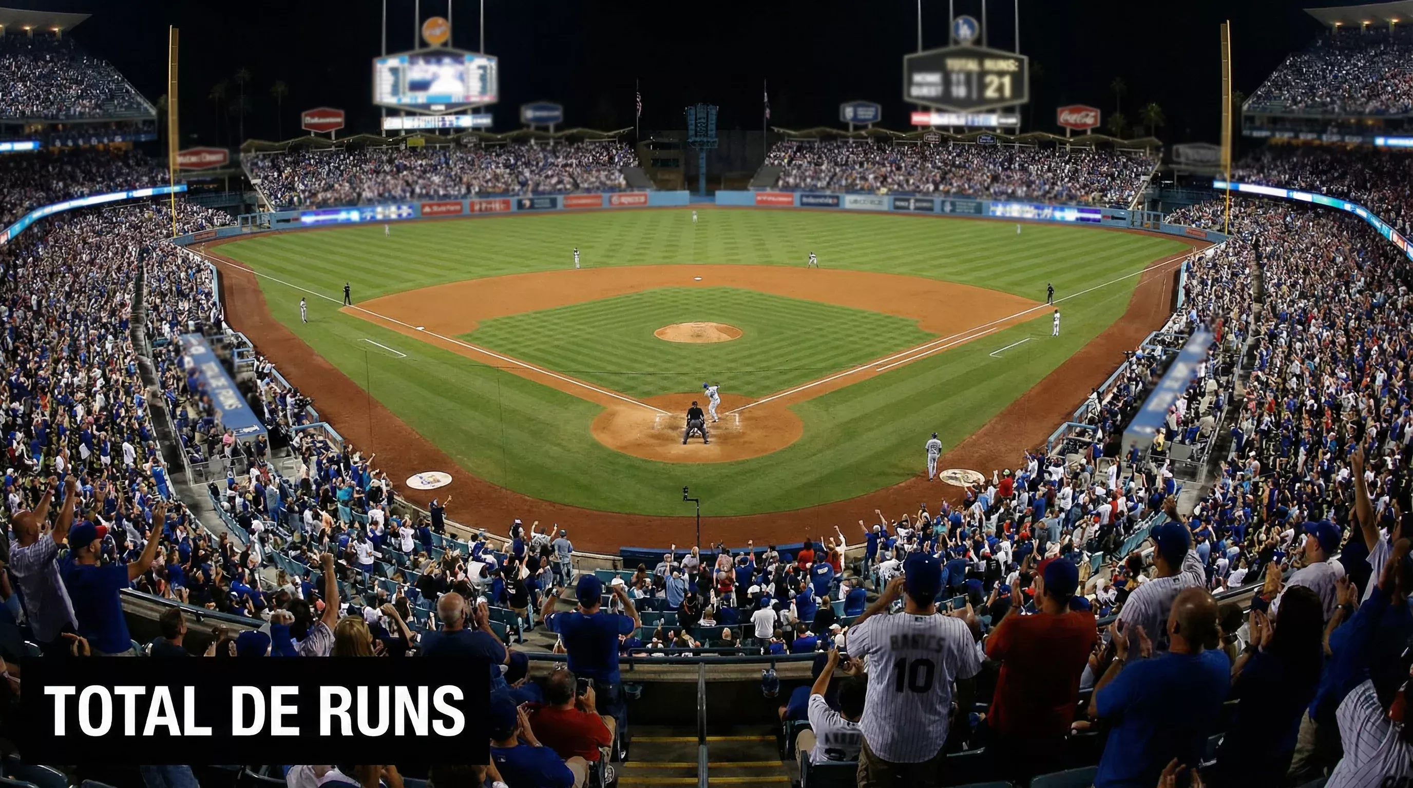 Stade de baseball MLB vu depuis les tribunes avec le tableau des scores